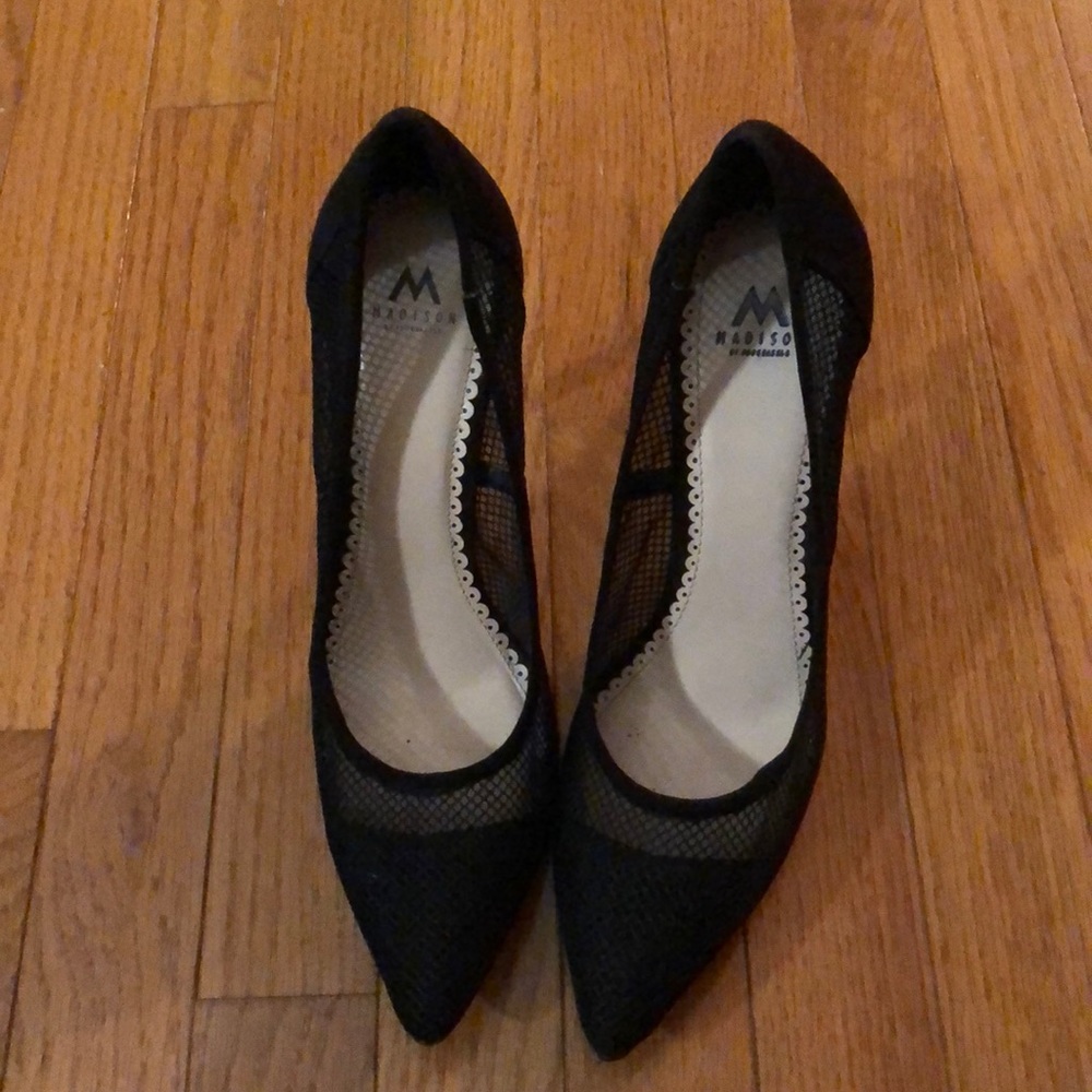 Black mesh pumps